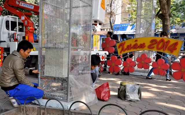 Năm nay, tại ven hồ gươm đường Đinh Tiên Hoàng, nhiều cổng hoa được trang hoàn rực rỡ đèn điện để du khách có thể tham quan… Năm nay, tại ven hồ gươm đường Đinh Tiên Hoàng, nhiều cổng hoa được trang hoàn rực rỡ đèn điện để du khách có thể tham quan…