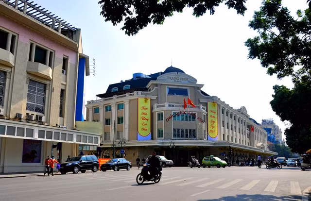 Trung tâm thương mại Tràng Tiền Plaza những ngày giáp tết Giáp Ngọ. Trung tâm thương mại Tràng Tiền Plaza những ngày giáp tết Giáp Ngọ.