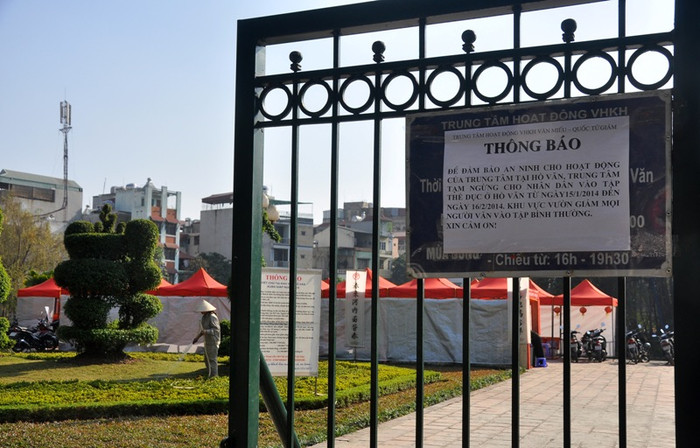 Hiện tại “Phố ông Đồ” 2014 đang hoạt động trong hồ Văn. Mọi hoạt động thể dục, thể thao trong hồ đều phải dừng lại tới ngày 16/2 để đảm bảo cho hoạt động “Phố ông Đồ” được diễn ra an toàn. Hiện tại “Phố ông Đồ” 2014 đang hoạt động trong hồ Văn. Mọi hoạt động thể dục, thể thao trong hồ đều phải dừng lại tới ngày 16/2 để đảm bảo cho hoạt động “Phố ông Đồ” được diễn ra an toàn.
