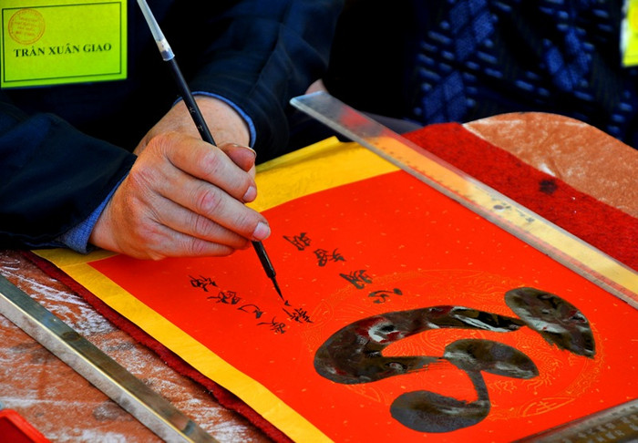 Vắng khách nhưng các ông đồ vẫn viết chữ Vắng khách nhưng các ông đồ vẫn viết chữ