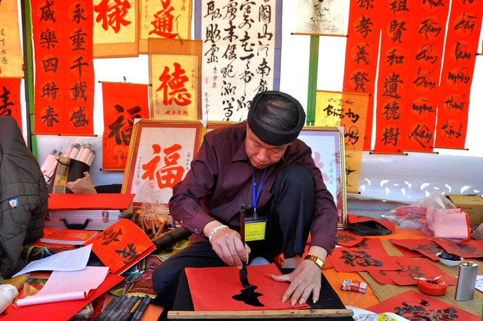 Phố ông Đồ” hàng năm thường được hoạt động trên vỉa hè phố Văn Miếu nhưng trong năm nay, sở VHTT&DL Hà Nội quy định: chuyển “Phố ông Đồ” từ vỉa hè phố Văn Miếu vào khu vực hồ Văn thuộc di tích Văn Miếu - Quốc Tử Giám. Phố ông Đồ” hàng năm thường được hoạt động trên vỉa hè phố Văn Miếu nhưng trong năm nay, sở VHTT&DL Hà Nội quy định: chuyển “Phố ông Đồ” từ vỉa hè phố Văn Miếu vào khu vực hồ Văn thuộc di tích Văn Miếu - Quốc Tử Giám.