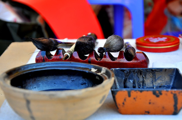 Từ những cây bút lông các ông Đồ đã tạo nên những nét thư pháp uốn lượn, câu văn mang nhiều ý nghĩa và giàu triết lý của cuộc sống. Từ những cây bút lông các ông Đồ đã tạo nên những nét thư pháp uốn lượn, câu văn mang nhiều ý nghĩa và giàu triết lý của cuộc sống.