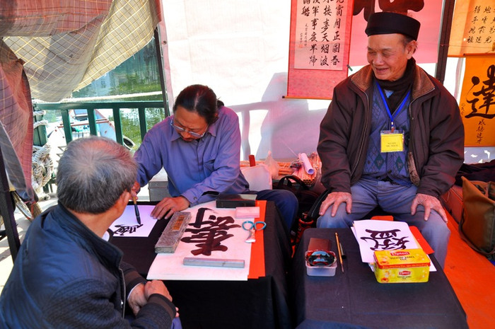 Những lúc không có khách, nhiều ông đồ lại gặp gỡ nhau và nói chuyện về chữ. Những lúc không có khách, nhiều ông đồ lại gặp gỡ nhau và nói chuyện về chữ.