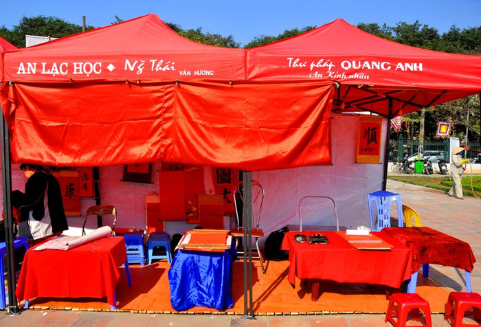 Việc di chuyển địa điểm này nhằm đảm bảo an ninh trật tự, mỹ quan đô thị, không làm ảnh hưởng đến cảnh quan di tích nhưng cũng phần nào làm cho “Phố ông Đồ” năm nay xa lạ người dân hơn. Việc di chuyển địa điểm này nhằm đảm bảo an ninh trật tự, mỹ quan đô thị, không làm ảnh hưởng đến cảnh quan di tích nhưng cũng phần nào làm cho “Phố ông Đồ” năm nay xa lạ người dân hơn.