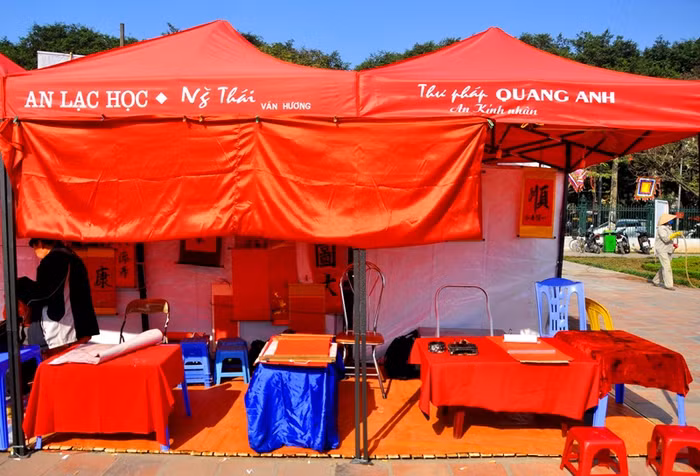 Việc di chuyển địa điểm này nhằm đảm bảo an ninh trật tự, mỹ quan đô thị, không làm ảnh hưởng đến cảnh quan di tích nhưng cũng phần nào làm cho “Phố ông Đồ” năm nay xa lạ người dân hơn.