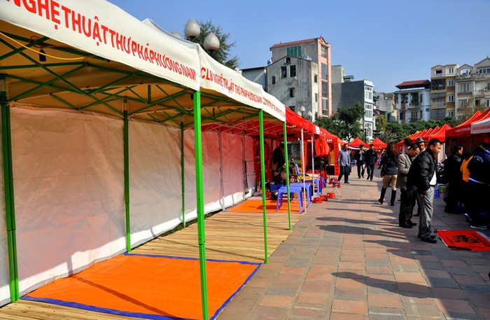 Vẫn còn những gian hàng ông đồ chưa dọn đồ tới. Vẫn còn những gian hàng ông đồ chưa dọn đồ tới.