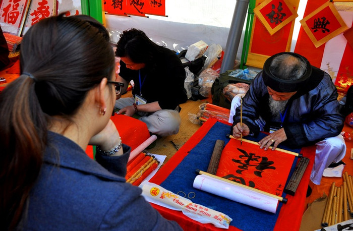 Khách tới “Phố ông Đồ” 2014 xin chữ rất thưa thớt. Chỉ lác đác và số người thăm quan cũng không nhiều. Khách tới “Phố ông Đồ” 2014 xin chữ rất thưa thớt. Chỉ lác đác và số người thăm quan cũng không nhiều.