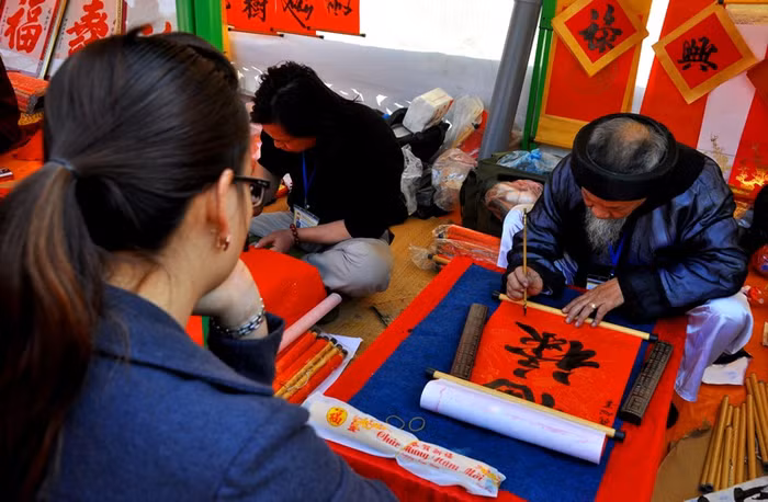 Khách tới “Phố ông Đồ” 2014 xin chữ rất thưa thớt. Chỉ lác đác và số người thăm quan cũng không nhiều.