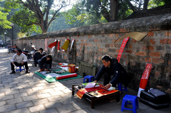 Tuy nhiên, quy định này đang gặp phải nhiều ý kiến trái chiều bởi diện tích hồ Văn khá nhỏ chỉ cho phép tối đa 70 ông đồ hoạt động, trong khi mọi năm có trên 150 người viết chữ tại đây. Nhiều ông đồ ở các vùng xa vẫn quyết trụ tại vỉa hè Văn Miếu dù lực lượng công an thường xuyên nhắc nhở. Tuy nhiên, quy định này đang gặp phải nhiều ý kiến trái chiều bởi diện tích hồ Văn khá nhỏ chỉ cho phép tối đa 70 ông đồ hoạt động, trong khi mọi năm có trên 150 người viết chữ tại đây. Nhiều ông đồ ở các vùng xa vẫn quyết trụ tại vỉa hè Văn Miếu dù lực lượng công an thường xuyên nhắc nhở.