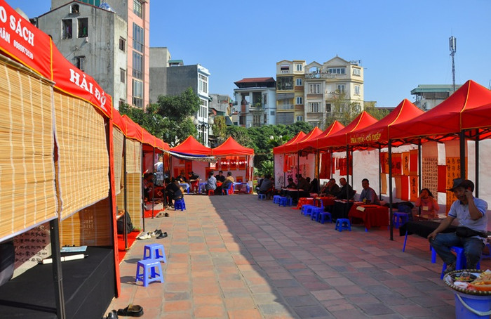 Có thời điểm cả dãy “Phố ông Đồ” không có khách, người thăm quan nào. Có thời điểm cả dãy “Phố ông Đồ” không có khách, người thăm quan nào.