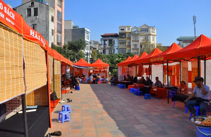 Có thời điểm cả dãy “Phố ông Đồ” không có khách, người thăm quan nào.