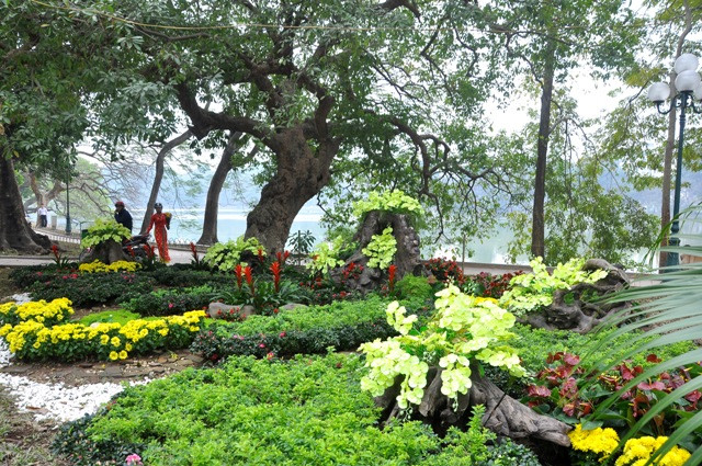 Một tiểu cảnh hoa gần Tháp bút được dựng để phục vụ nhu khách. Một tiểu cảnh hoa gần Tháp bút được dựng để phục vụ nhu khách.