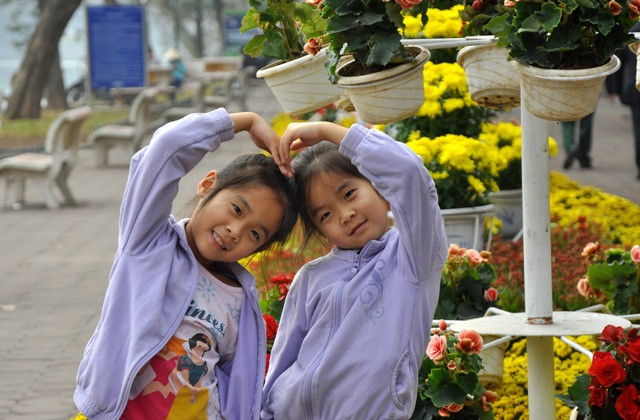 Tết về mang niềm vui tới mọi người đặc biệt những em nhỏ. Tết về mang niềm vui tới mọi người đặc biệt những em nhỏ.