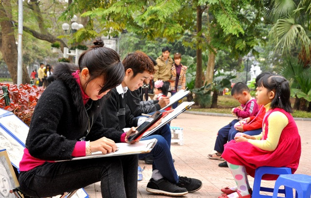 Dịch vụ vẽ hình chân dung cũng được nhiều người thích thú trong khi đi du Xuân ở hồ Hoàn Kiếm dịp này. Dịch vụ vẽ hình chân dung cũng được nhiều người thích thú trong khi đi du Xuân ở hồ Hoàn Kiếm dịp này.