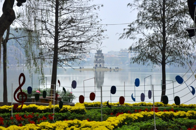 Trang trí những bồn hoan, chùm đèn màu và lắp đặt các chậu hoa xung quanh hồ Gươm. Trang trí những bồn hoan, chùm đèn màu và lắp đặt các chậu hoa xung quanh hồ Gươm.