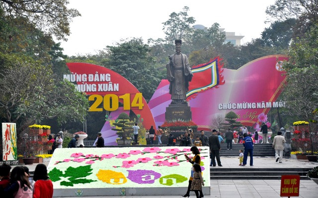 Tượng đài Lý Thái Tổ rực rỡ chào đón năm mới 2014. Tượng đài Lý Thái Tổ rực rỡ chào đón năm mới 2014.