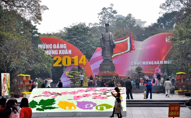 Tượng đài Lý Thái Tổ rực rỡ chào đón năm mới 2014. Tượng đài Lý Thái Tổ rực rỡ chào đón năm mới 2014.
