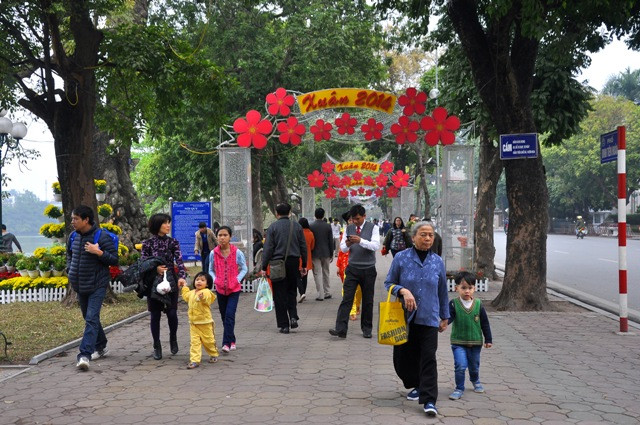 10 trụ đèn hoa dọc từ tháp Hòa Phong đến đối diện vườn hoa Lý Thái Tổ. 10 trụ đèn hoa dọc từ tháp Hòa Phong đến đối diện vườn hoa Lý Thái Tổ.