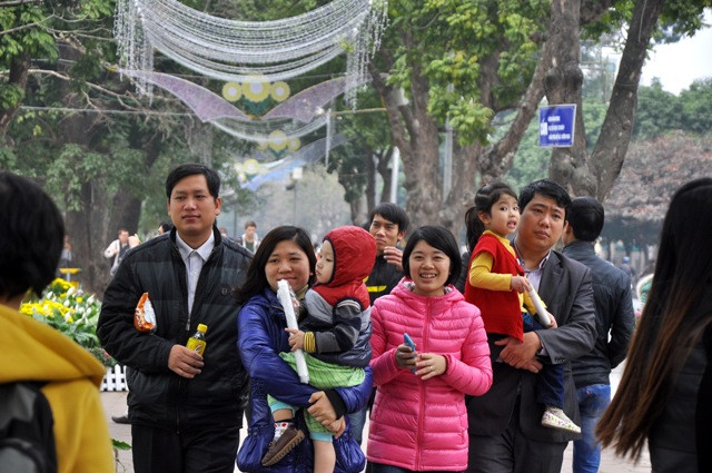 Tết đến, mọi người lại nô nức vui đón Xuân về. Tết đến, mọi người lại nô nức vui đón Xuân về.