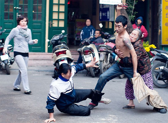 Hành động hung dữ của đối tượng Ngô Ngọc Linh ngay giữa phố Hàng Bè Hành động hung dữ của đối tượng Ngô Ngọc Linh ngay giữa phố Hàng Bè