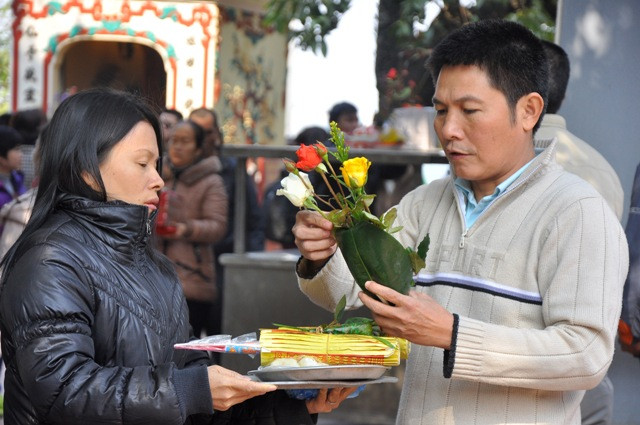 Lễ tạ tùy theo tâm của từng người, có thể chỉ cần một nén hương, cũng có thể là một ít giấy tiền hoặc một bó hoa tươi đều được. Lễ tạ tùy theo tâm của từng người, có thể chỉ cần một nén hương, cũng có thể là một ít giấy tiền hoặc một bó hoa tươi đều được.