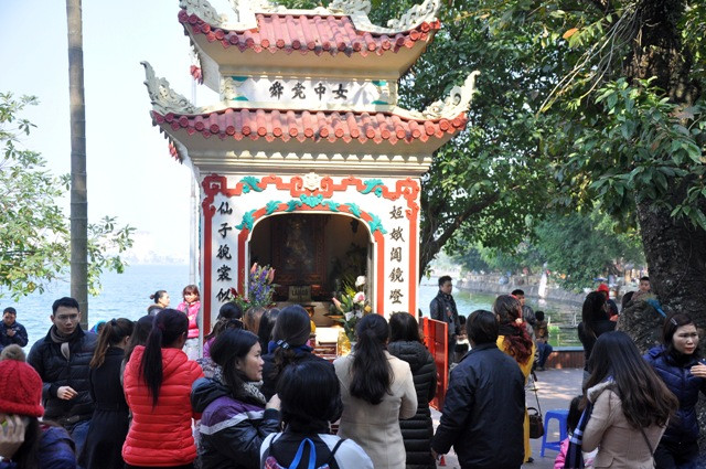 Phủ Tây Hồ đón khách thập phương quanh năm nhưng vào thời điểm đầu và cuối năm lượng du khách tới phủ làm lễ là đông nhất. Phủ Tây Hồ đón khách thập phương quanh năm nhưng vào thời điểm đầu và cuối năm lượng du khách tới phủ làm lễ là đông nhất.