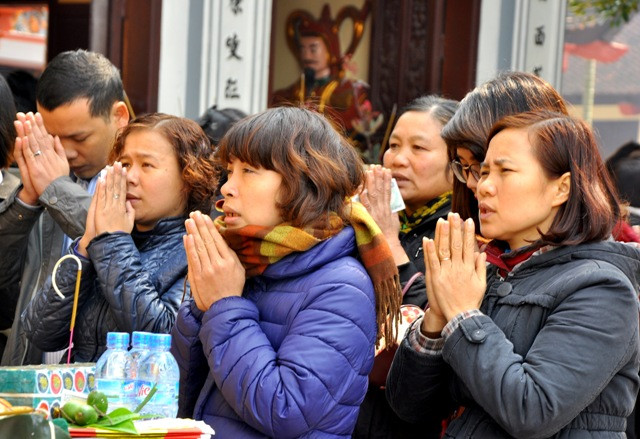 Những cái chắp tay thành kính cảm tạ những điều tốt đẹp trong năm cũ và cầu may những điều bình an trong năm mới. Những cái chắp tay thành kính cảm tạ những điều tốt đẹp trong năm cũ và cầu may những điều bình an trong năm mới.