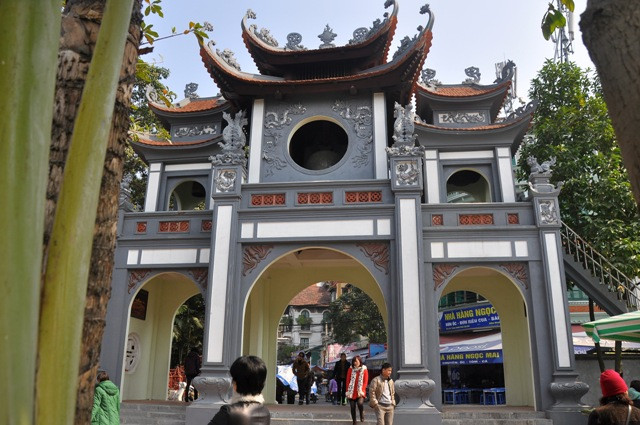 Do Phủ Tây Hồ là một trong những chốn linh thiêng ở Hà Nội nên từ đầu tháng chạp người dân đã đổ về đây làm lễ tạ. Do Phủ Tây Hồ là một trong những chốn linh thiêng ở Hà Nội nên từ đầu tháng chạp người dân đã đổ về đây làm lễ tạ.