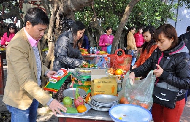Từ đầu giờ sáng (ngày 15/1), rất đông người dân đã về Phủ Tây Hồ để làm lễ tạ sau một năm làm ăn. Từ đầu giờ sáng (ngày 15/1), rất đông người dân đã về Phủ Tây Hồ để làm lễ tạ sau một năm làm ăn.