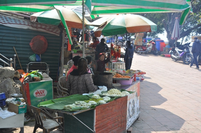 Bên cạnh đó, du khách còn được tận hưởng những đặc sản ẩm thực bán tại các quán ven đường vào Phủ. Bên cạnh đó, du khách còn được tận hưởng những đặc sản ẩm thực bán tại các quán ven đường vào Phủ.