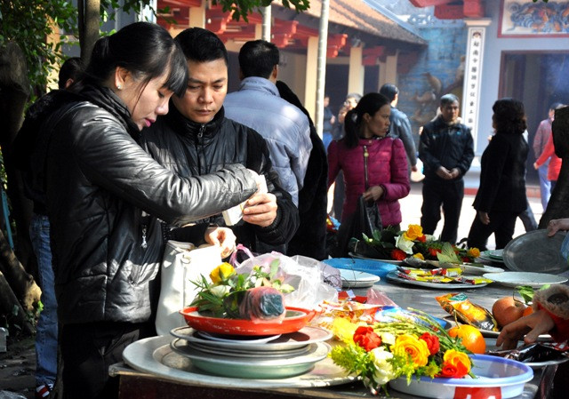 Chị Phượng (Hà Nội) cùng chồng tới làm lễ tạ Bà chúa Liễu Hạnh đã ban cho gia đình năm qua được an lành và mạnh khỏe. Chị Phượng (Hà Nội) cùng chồng tới làm lễ tạ Bà chúa Liễu Hạnh đã ban cho gia đình năm qua được an lành và mạnh khỏe.