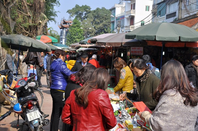 Con đường nhỏ vào Phủ đông kín người Con đường nhỏ vào Phủ đông kín người