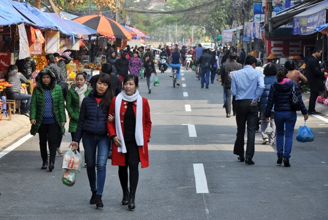 Không phân biệt lứa tuổi, mọi người về Phủ đều thành tâm dâng lễ tạ. Không phân biệt lứa tuổi, mọi người về Phủ đều thành tâm dâng lễ tạ.