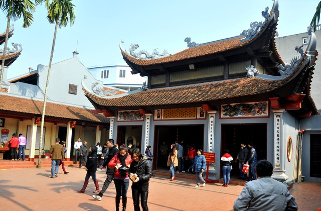 Sau khi dâng hương, lễ tạ, du khách có thể thưởng thức phong cảnh thanh tịnh bên Hồ Tây. Sau khi dâng hương, lễ tạ, du khách có thể thưởng thức phong cảnh thanh tịnh bên Hồ Tây.