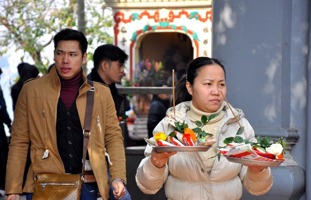 Dù đang phải làm công việc bán hàng dịp cuối năm nhưng chị Nguyễn Thị Hường (Định Công, Hà Nội) vẫn cố gắng đến Phủ lễ tạ. Dù đang phải làm công việc bán hàng dịp cuối năm nhưng chị Nguyễn Thị Hường (Định Công, Hà Nội) vẫn cố gắng đến Phủ lễ tạ.