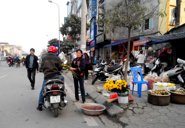 Không chỉ trên các phố, ngoài đường, quanh các chợ nhỏ ở Thủ đô, mọi người đang tấp nập mua đồ thắp hương trong ngày Tết ông Công, ông Táo. Không chỉ trên các phố, ngoài đường, quanh các chợ nhỏ ở Thủ đô, mọi người đang tấp nập mua đồ thắp hương trong ngày Tết ông Công, ông Táo.