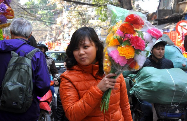 Giá mỗi cành hoa giả từ 40.000 – 100.000 đồng tùy theo mẫu mã và kích thước. Giá mỗi cành hoa giả từ 40.000 – 100.000 đồng tùy theo mẫu mã và kích thước.