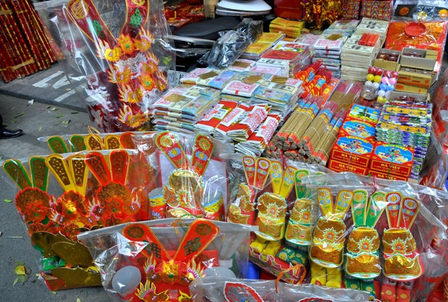 “Từ ngày 23 tháng Chạp, sức mua của người dân sẽ tăng so với ngày đầu tháng và tăng dần cho tới Tết Nguyên đán” – một chủ quán vàng mã ở Hàng Mã cho biết. “Từ ngày 23 tháng Chạp, sức mua của người dân sẽ tăng so với ngày đầu tháng và tăng dần cho tới Tết Nguyên đán” – một chủ quán vàng mã ở Hàng Mã cho biết.