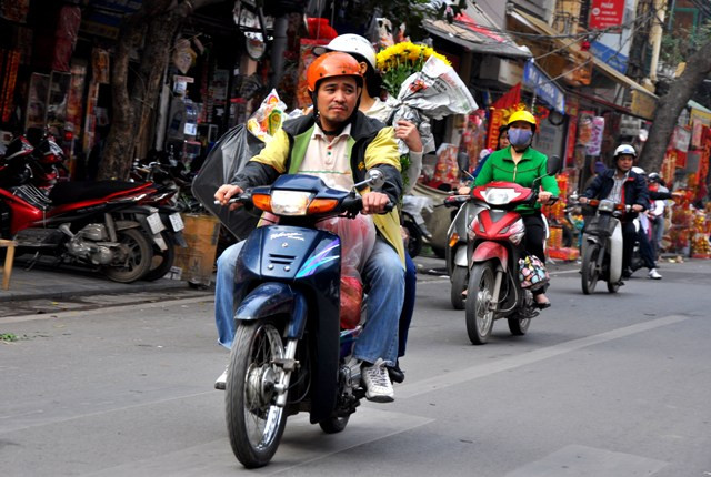 Không khí hối hả sắm đồ lễ càng khẩn trương hơn khi giờ ông Công, ông Táo về trời đang sắp đến gần. Không khí hối hả sắm đồ lễ càng khẩn trương hơn khi giờ ông Công, ông Táo về trời đang sắp đến gần.