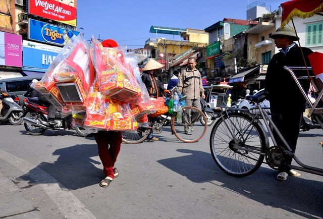 Hàng mã bán rong trên nhiều con phố. Hàng mã bán rong trên nhiều con phố.