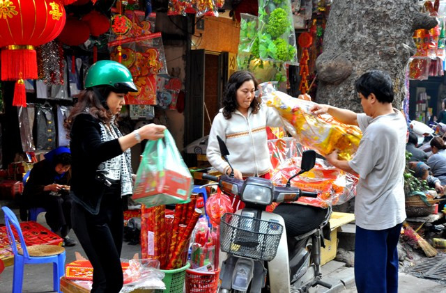 Việc chuẩn bị tiễn ông Công, ông táo về trời đã diễn ra trong nhiều ngày qua nhưng có lẽ nhộn nhịp nhất phải bắt đầu từ ngày 22 tháng Chạp (Âm lịch). Việc chuẩn bị tiễn ông Công, ông táo về trời đã diễn ra trong nhiều ngày qua nhưng có lẽ nhộn nhịp nhất phải bắt đầu từ ngày 22 tháng Chạp (Âm lịch).