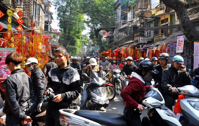 Mặc dù, thị trường vàng mã năm nay bán chậm nhưng đến ngày Tết ông Công, ông Táo phố Hàng Mã đã nhộn nhịp hơn hẳn. Mặc dù, thị trường vàng mã năm nay bán chậm nhưng đến ngày Tết ông Công, ông Táo phố Hàng Mã đã nhộn nhịp hơn hẳn.