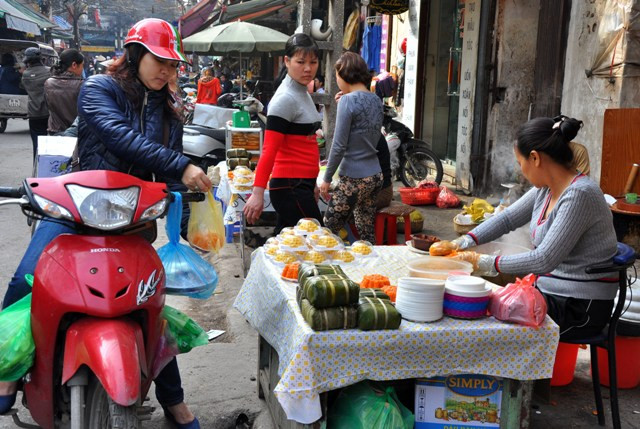 Bánh chưng, xôi thắp hương… cũng được nhiều người chọn mua trước giờ ông Công, ông Táo về trời. Bánh chưng, xôi thắp hương… cũng được nhiều người chọn mua trước giờ ông Công, ông Táo về trời.