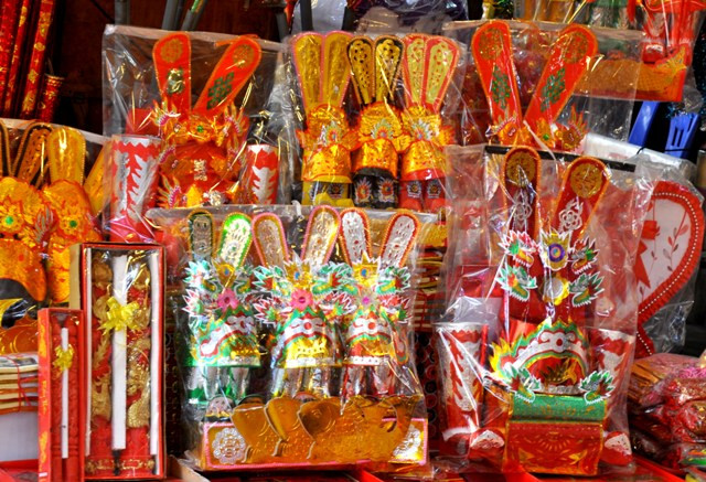 Năm nay, giá vàng mã, mũ ông Công, ông Táo tăng nhẹ so mọi năm. Cụ thể một bộ “ông Công, ông Táo” gồm 3 mũ, 3 bộ quần áo, ba đôi hài cỡ vừa có giá từ 120.000 đồng. Bộ nhỏ hơn có giá từ 60.000 – 70.000 đồng. Năm nay, giá vàng mã, mũ ông Công, ông Táo tăng nhẹ so mọi năm. Cụ thể một bộ “ông Công, ông Táo” gồm 3 mũ, 3 bộ quần áo, ba đôi hài cỡ vừa có giá từ 120.000 đồng. Bộ nhỏ hơn có giá từ 60.000 – 70.000 đồng.