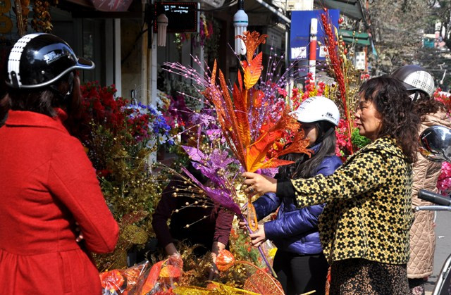 Bên cạnh hoa tươi, nhiều người cũng chọn mua hoa giả nhiều màu sắc để về thắp hương. Bên cạnh hoa tươi, nhiều người cũng chọn mua hoa giả nhiều màu sắc để về thắp hương.