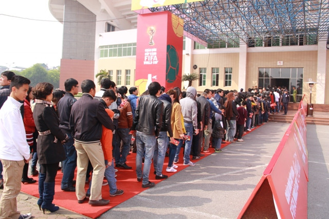 Người già, trẻ con… xếp thành những hàng dài ngay ngắn.