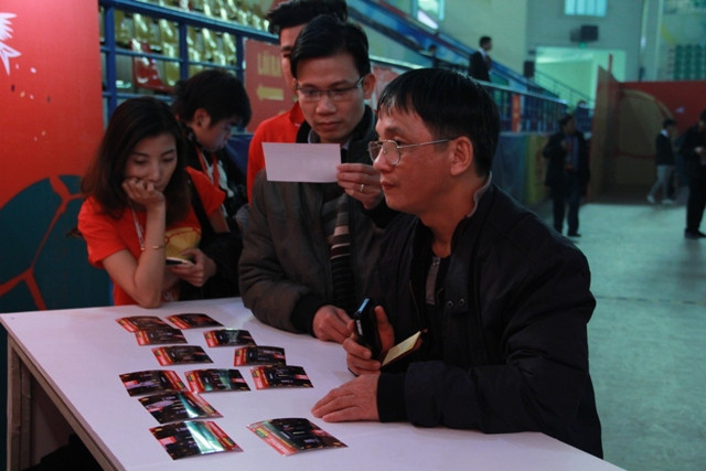 Ảnh NHM chụp cùng chiếc vàng cũng được BTC gửi lại.