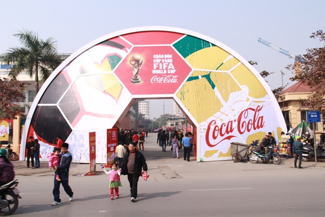 Đúng 9 giờ, người hâm mộ Việt Nam được tận mắt chiêm ngưỡng và lưu giữ hình ảnh bên Cúp vàng World Cup.