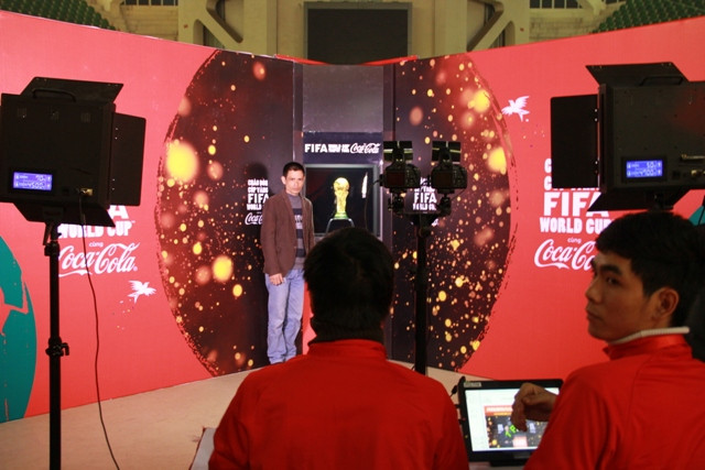 NHM bóng đá có cơ hội được thưởng thức những khoảnh khắc đáng nhớ của World Cup được tái hiện sống động như thật nhờ công nghệ 3D Hologram hiện đại nhất hiện nay.