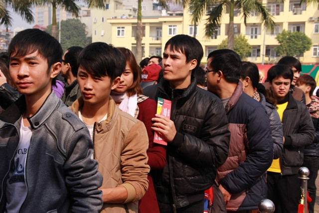 Trong ngày đầu năm mới, NHM Việt Nam lựa chọn đến khu thể thao Quần Ngựa để chiễm ngưỡng Cúp vàng World Cup.